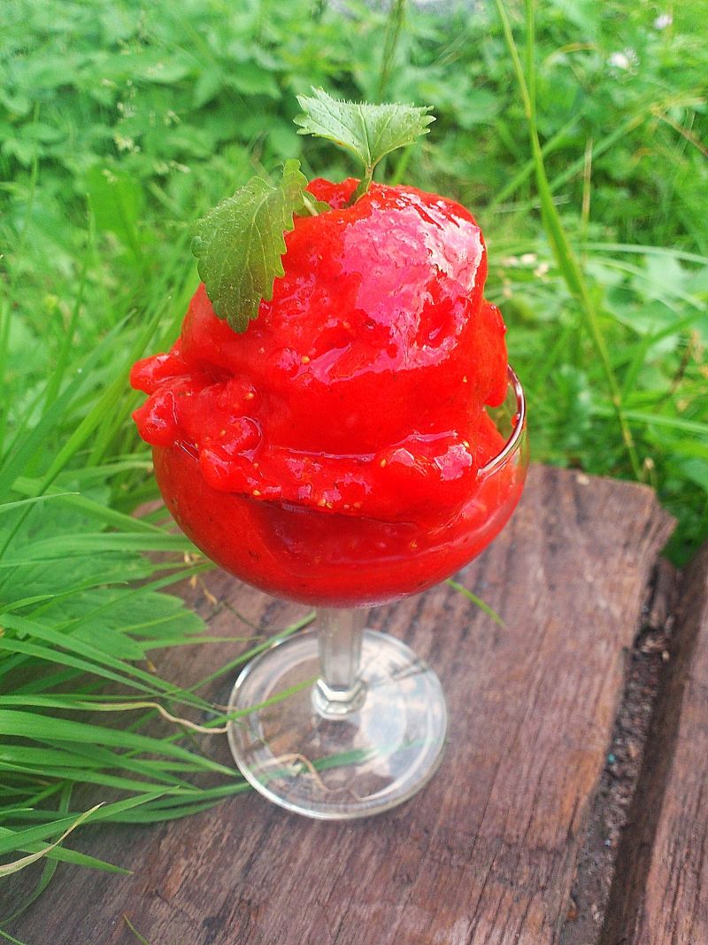 Truskawkowy sorbet w 5 minut z nutką melisy Truskawkowy sorbet w 5 minut z nutką melisy