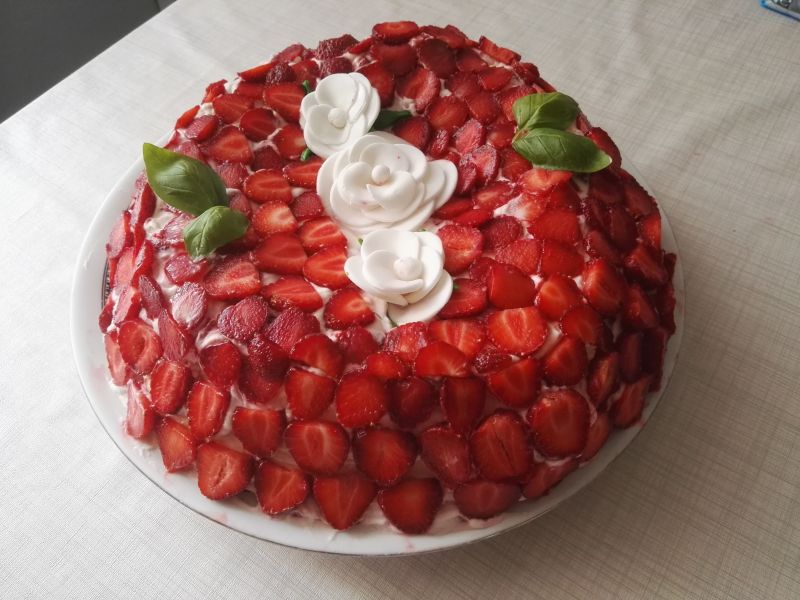 Truskawkowy tort bezowy Truskawkowy tort bezowy