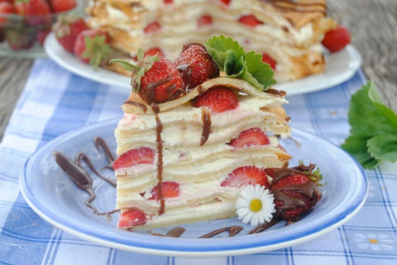 Truskawkowy tort naleśnikowy