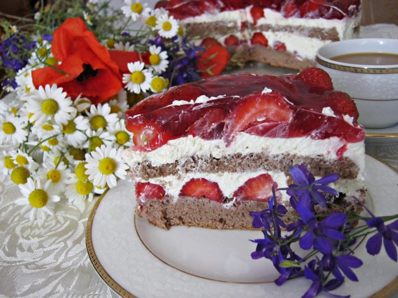 Truskawkowy tort z białą czekoladą Truskawkowy tort z białą czekoladą