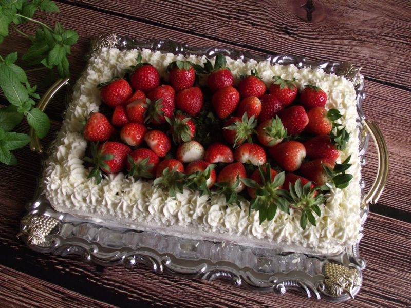 Truskawkowy tort z mchem