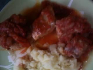 Tuñczyk w sosie pomidorowym.