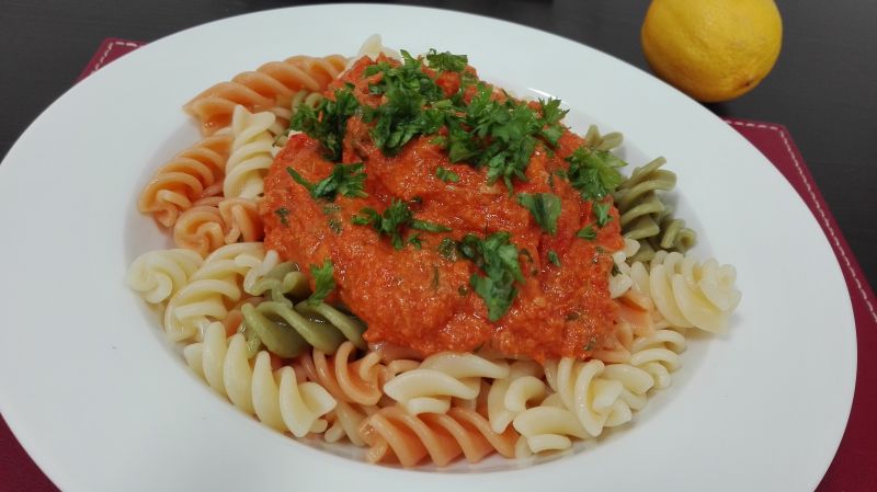 Tuńczyk chilli w sosie pomidorowym Tuńczyk chilli w sosie pomidorowym