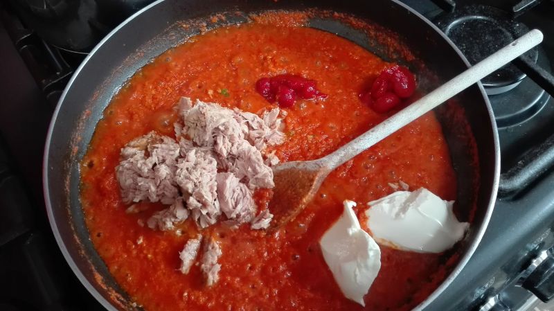Tuńczyk chilli w sosie pomidorowym