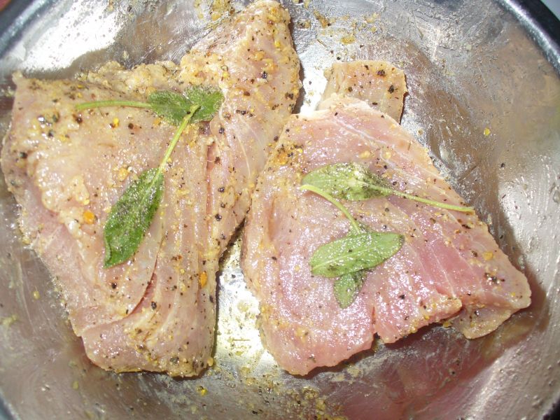 Tuńczyk grillowany - stek z szałwią