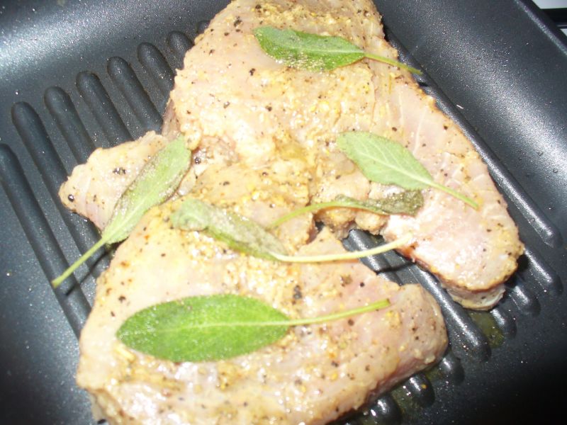 Tuńczyk grillowany - stek z szałwią