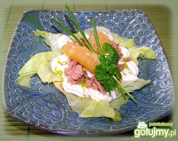 Tuńczyk na białej pierzynce 