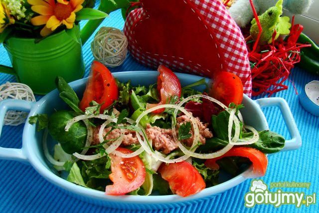 Tuńczyk na mixie sałat  Tuńczyk na mixie sałat