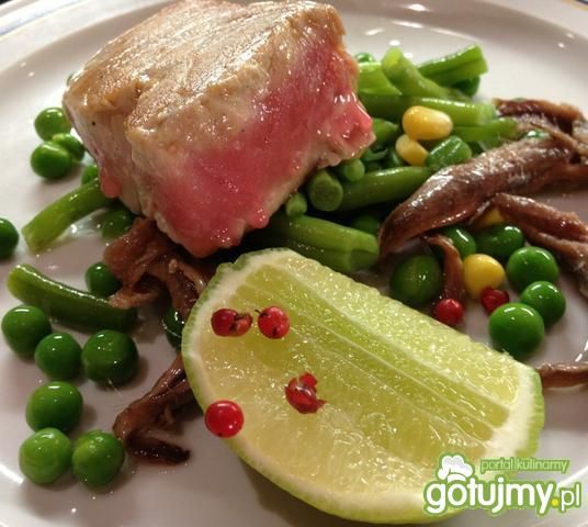 Tuńczyk na zielonym groszku
