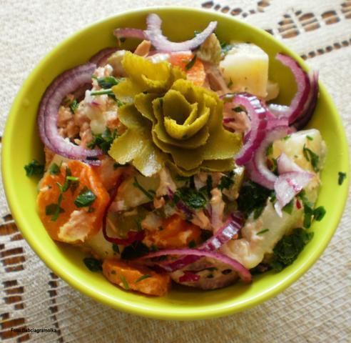 Tuńczyk w oszczędnej sałatce