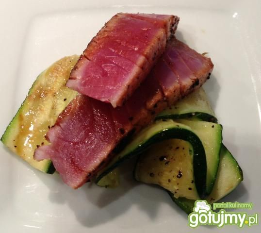 Tuńczyk w pieprzu moczony w sosie