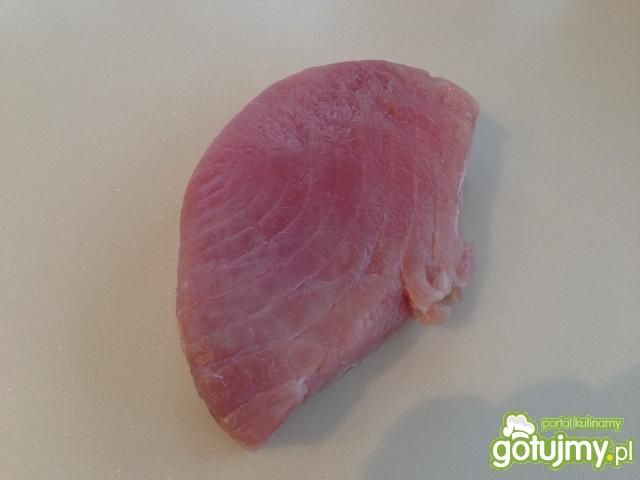 Tuńczyk w pieprzu moczony w sosie