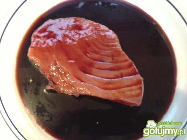 Tuńczyk w pieprzu moczony w sosie