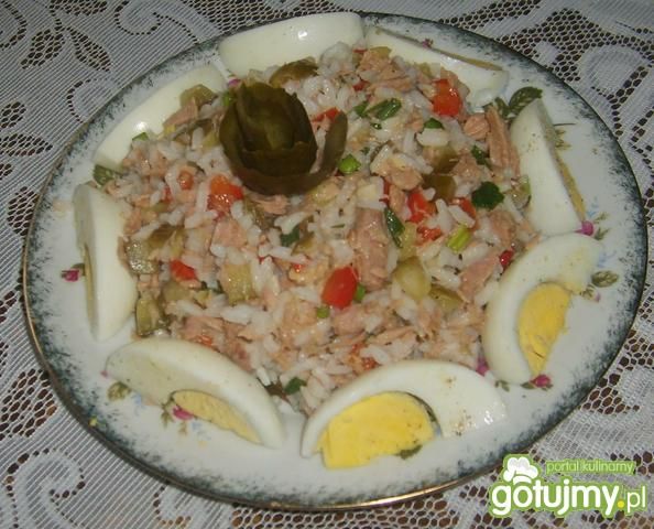 Tuńczyk w sałatce. Tuńczyk w sałatce.