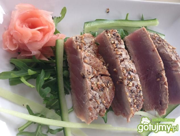 Tuńczyk w sezamie .