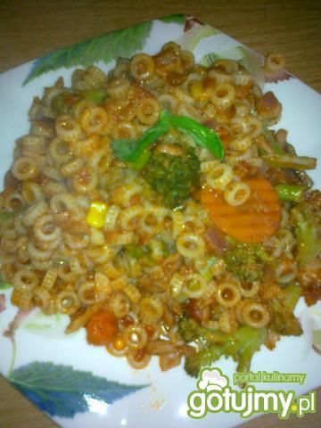 Tuńczyk w sosie z makaronem i warzywami Tuńczyk w sosie z makaronem i warzywami