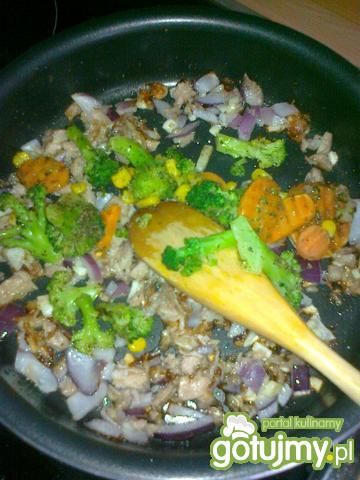 Tuńczyk w sosie z makaronem i warzywami