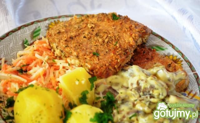 Tuńczyk z lubczykiem i innymi ziołami