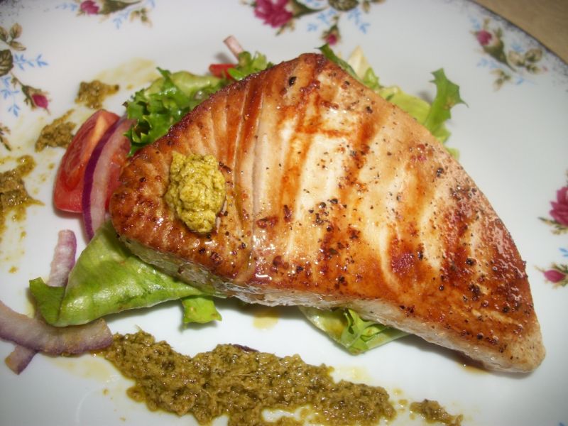 Tuńczyk z sałatą i pesto