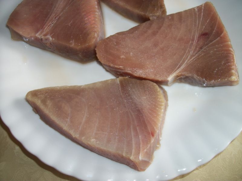 Tuńczyk z sałatą i pesto
