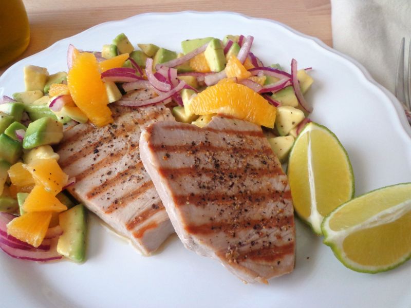 Tuńczyk z salsą z awokado, limonki i pomarańczy 