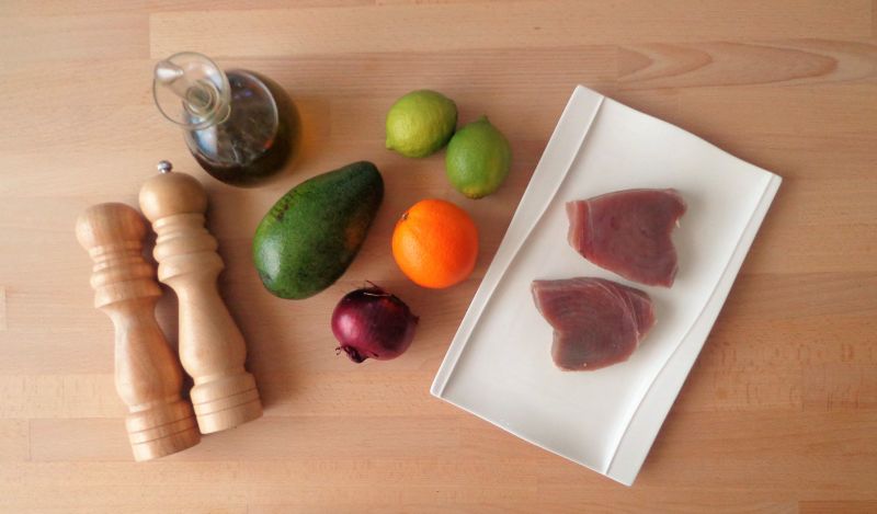 Tuńczyk z salsą z awokado, limonki i pomarańczy 