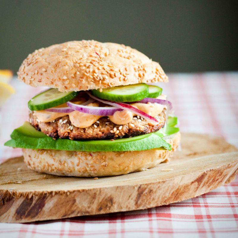 Tuńczykowy burger w sezamie  z avocado