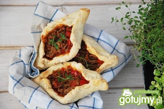 Tureckie chlebki z mięsnym farszem  Tureckie chlebki z mięsnym farszem