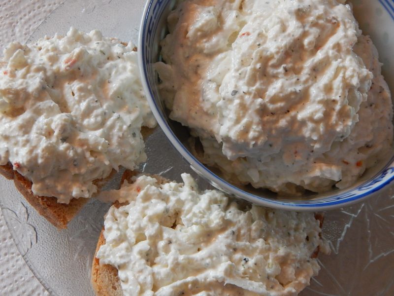 Twaróg wędzony ze śmietaną i czarną rzepą Twaróg wędzony ze śmietaną i czarną rzepą