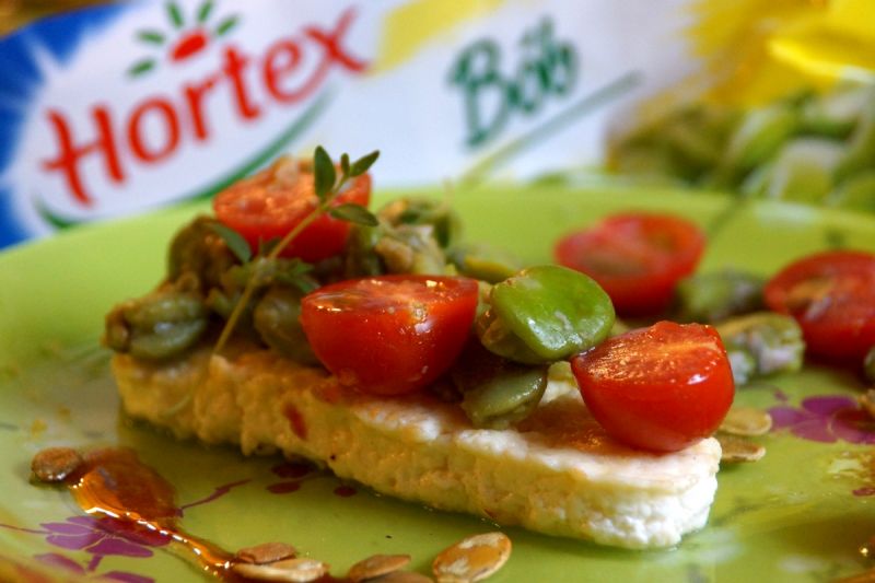 Twarogowe grzanki z bobem z porzeczkowym sosem