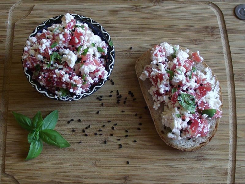 Twarożek bazyliowy z pomidorkiem i czarnuszką Twarożek bazyliowy z pomidorkiem i czarnuszką