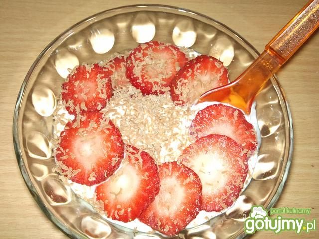 Twarożek cytrynowy z truskawkami Twarożek cytrynowy z truskawkami