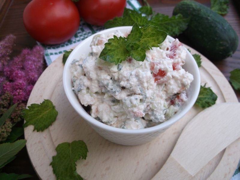 Twarożek miętowy z ogórkiem i pomidorem Twarożek miętowy z ogórkiem i pomidorem