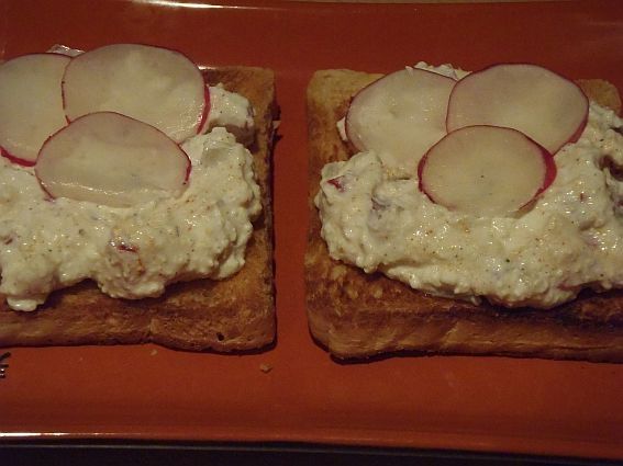 Twarożek rzodkiewkowy na tostach