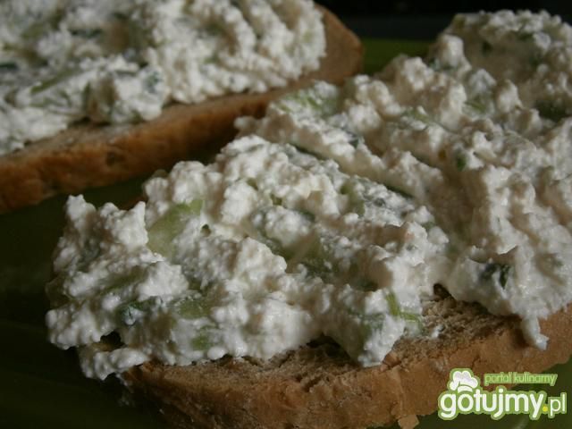 Twarożek śniadaniowy z czosnkiem i ogórk