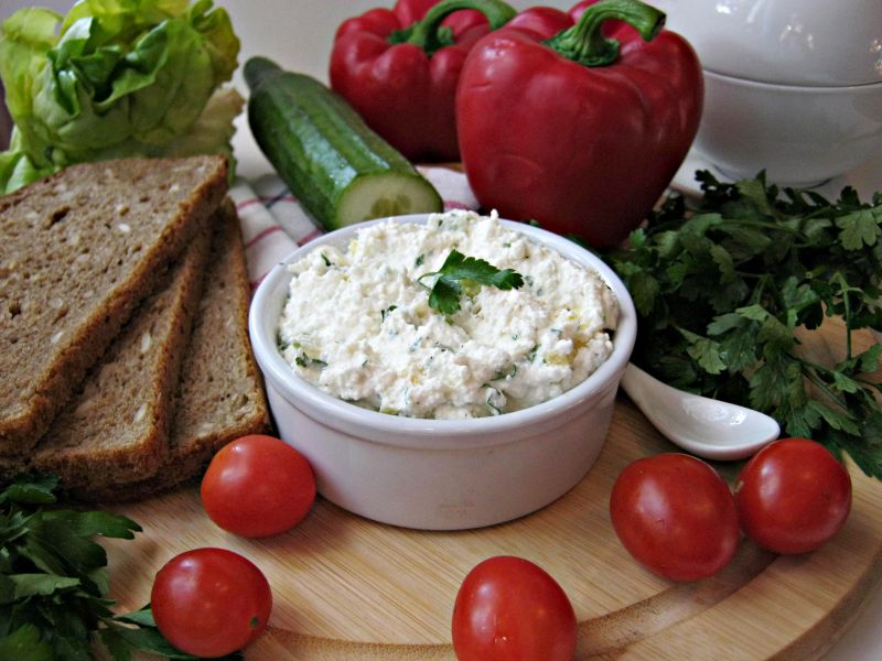 Twarożek śniadaniowy z fetą i żółtą papryką