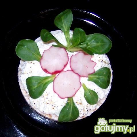 Twarożek wiosenny na waflu ryżowym