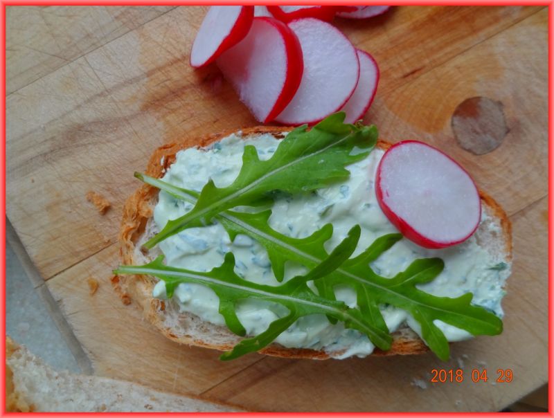 Twarożek z czosnkiem niedźwiedzim