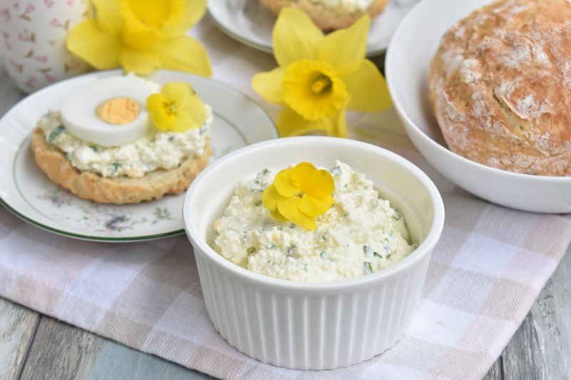 Twarożek z czosnkiem niedźwiedzim i jajkiem