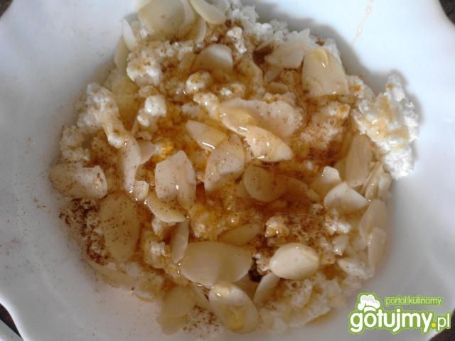 Twarożek z miodem i migdałmi