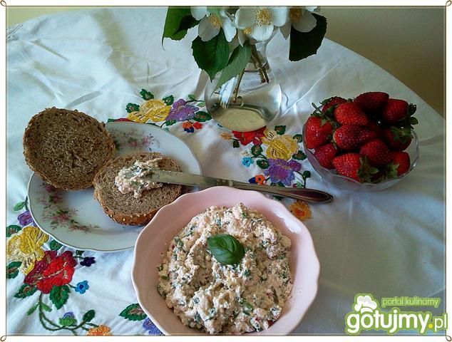 Twarożek z ogórkami i rzodkiewką Twarożek z ogórkami i rzodkiewką