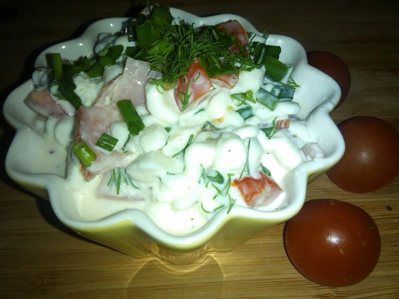 Twarożek z pomidorkami koktajlowymi i polędwicą 