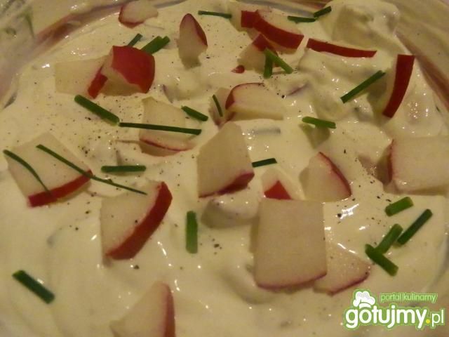 Twarożek z rzodkiewką i szczypiorkiem.