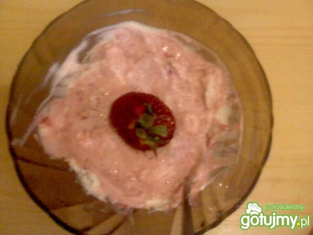 Twarożek z truskawkami Twarożek z truskawkami