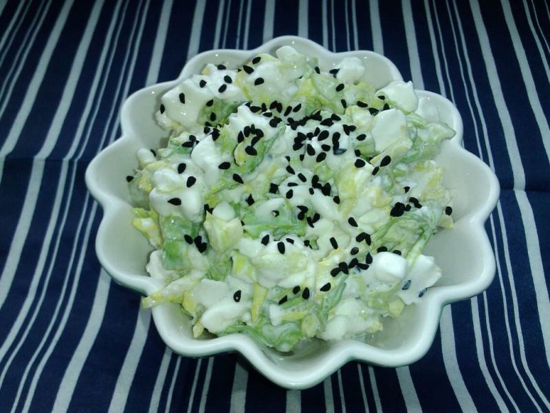 Twarożek ziarnisty z sałatą i czarnuszką