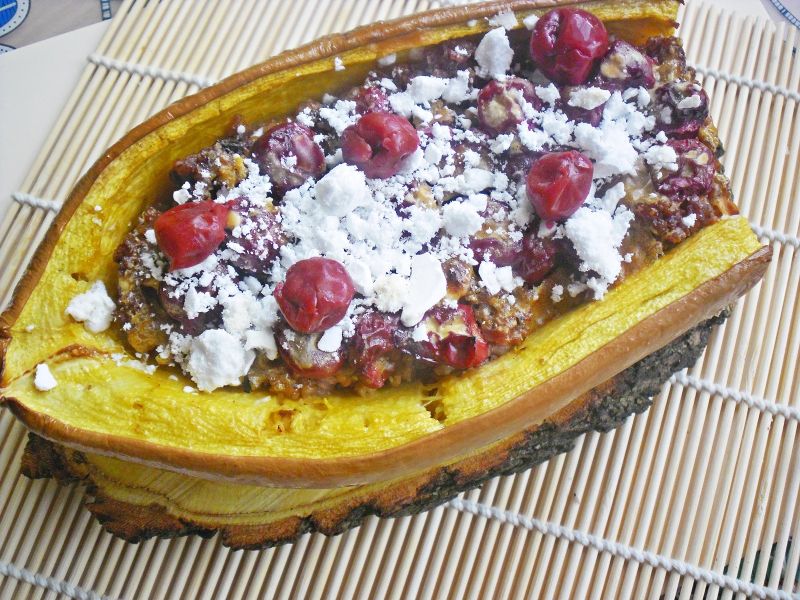 Tykwa faszerowana kasza jaglaną i wiśniami 