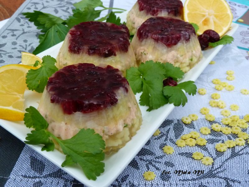 Tymbaliki z musem z łososia, porem, żurawiną  Tymbaliki z musem z łososia, porem, żurawiną