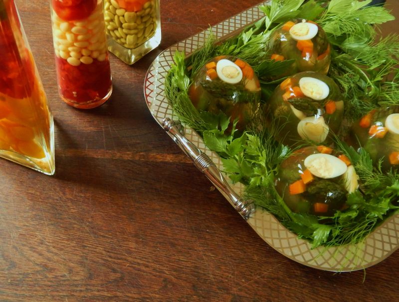 Tymbaliki z przepiórczym jajkiem i szparagami 