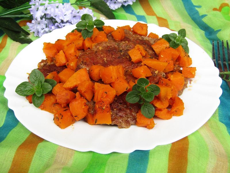 Tymiankowa karkówka pieczona z dynią