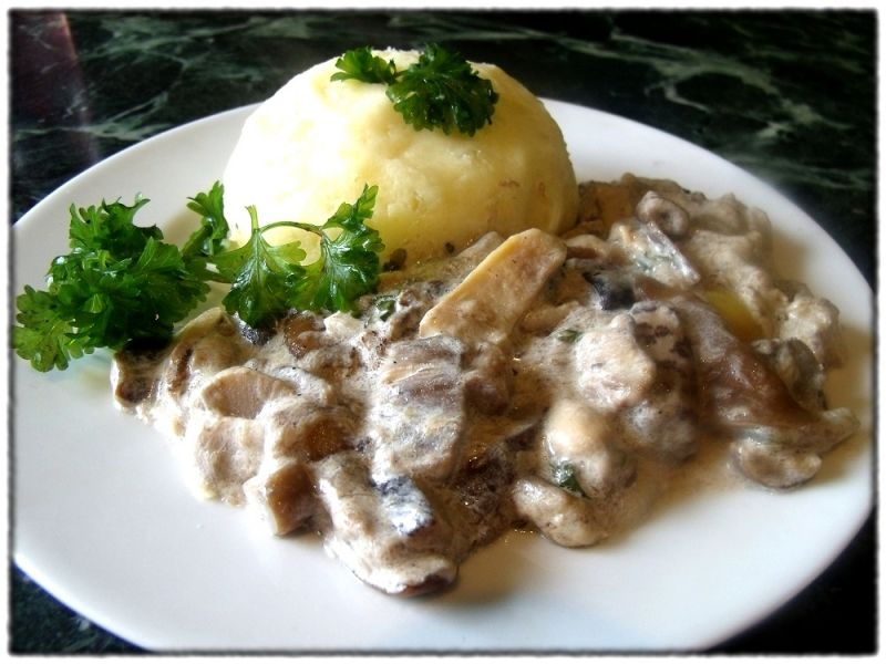 Tymiankowe grzyby w śmietanie i puree Tymiankowe grzyby w śmietanie i puree